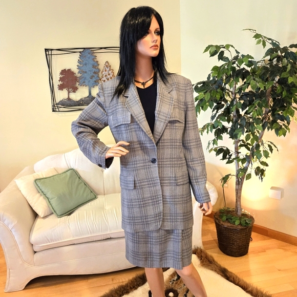 Jones of New York Woman's Green Plaid Suit, Size 12 - Picture 2 of 16